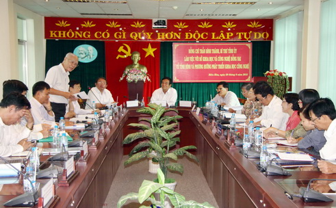 Bantin 9.21 (TT) - Lam viec voi So Khoa hoc va Cong nghe, bi thu tinh uy Tran Dinh Thanh.jpg