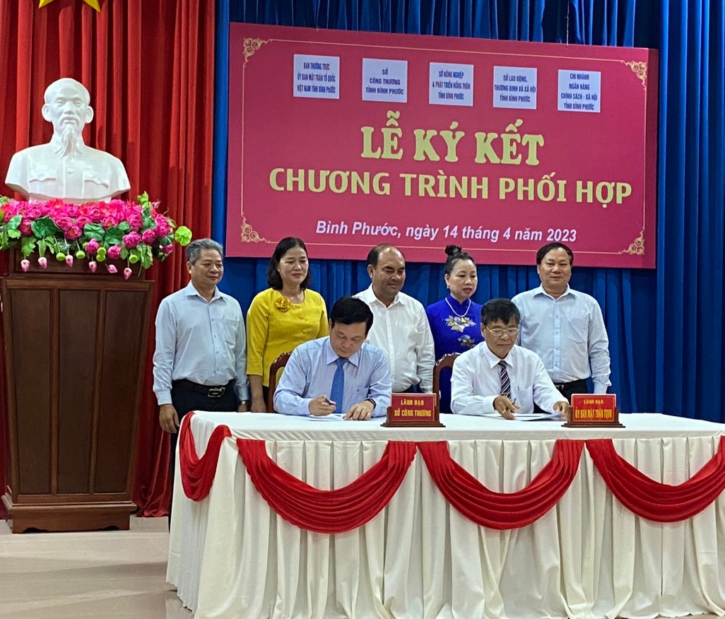 Ký kết Chương trình phối hợp về đẩy mạnh Cuộc vận động “Người Việt Nam ưu tiên dùng hàng Việt Nam” trên địa bàn tỉnh Bình Phước.