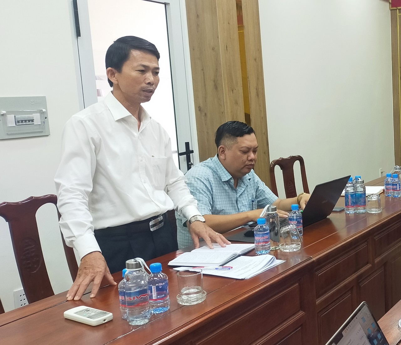 Đ/c Hoàng Cư -  Phó Bí thư Đảng ủy Khối CQ&DN phát biểu tại cuộc họp