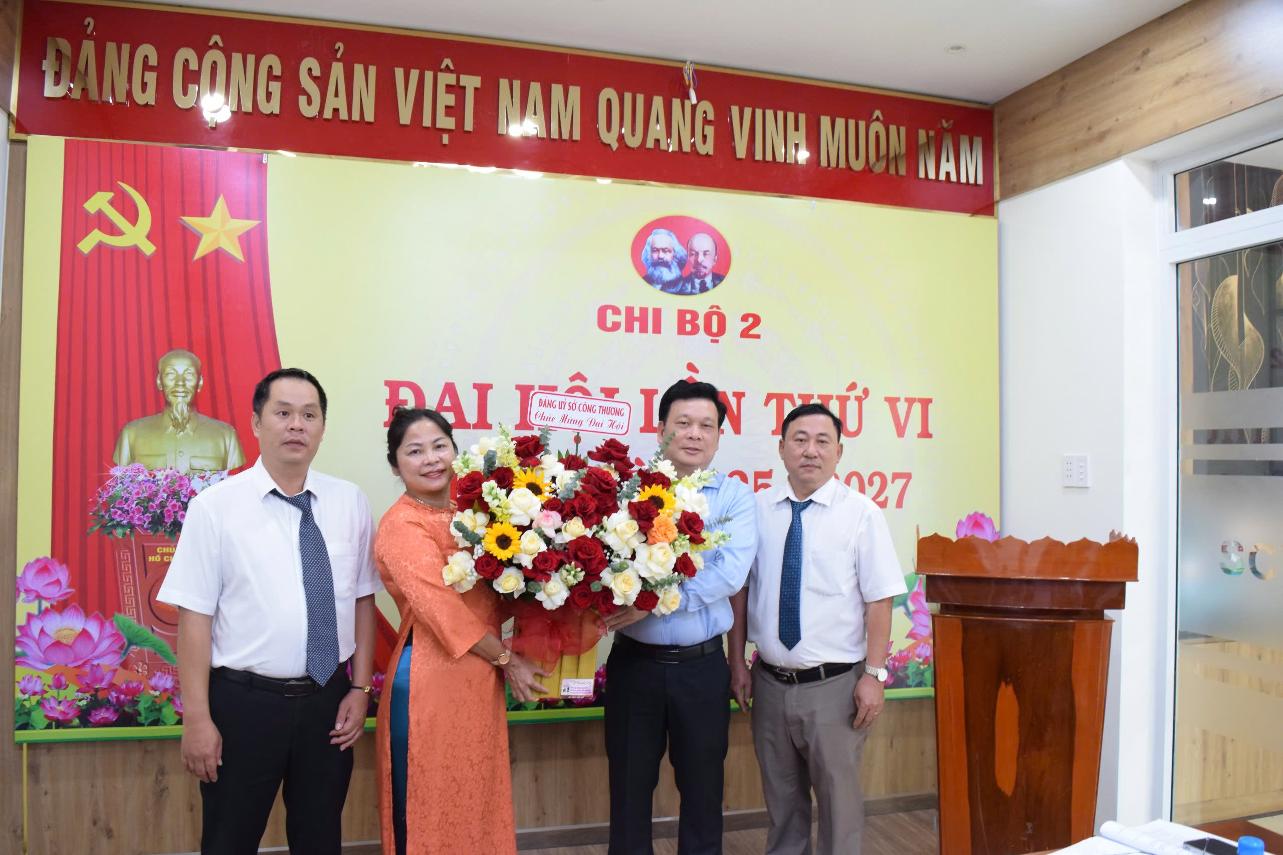 Bí thư Đảng ủy Sở, Giám đốc Sở Vũ Ngọc Long tặng hoa chúc mừng