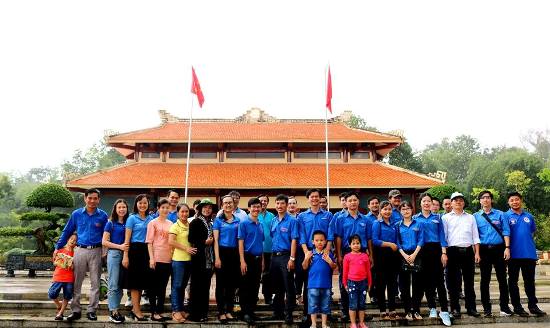 Chi đoàn Sở Thông tin và Truyền thông và Đoàn cơ sở Viễn thông Bình Phước chụp hình lưu niệm tại Căn cứ Tà Thiết