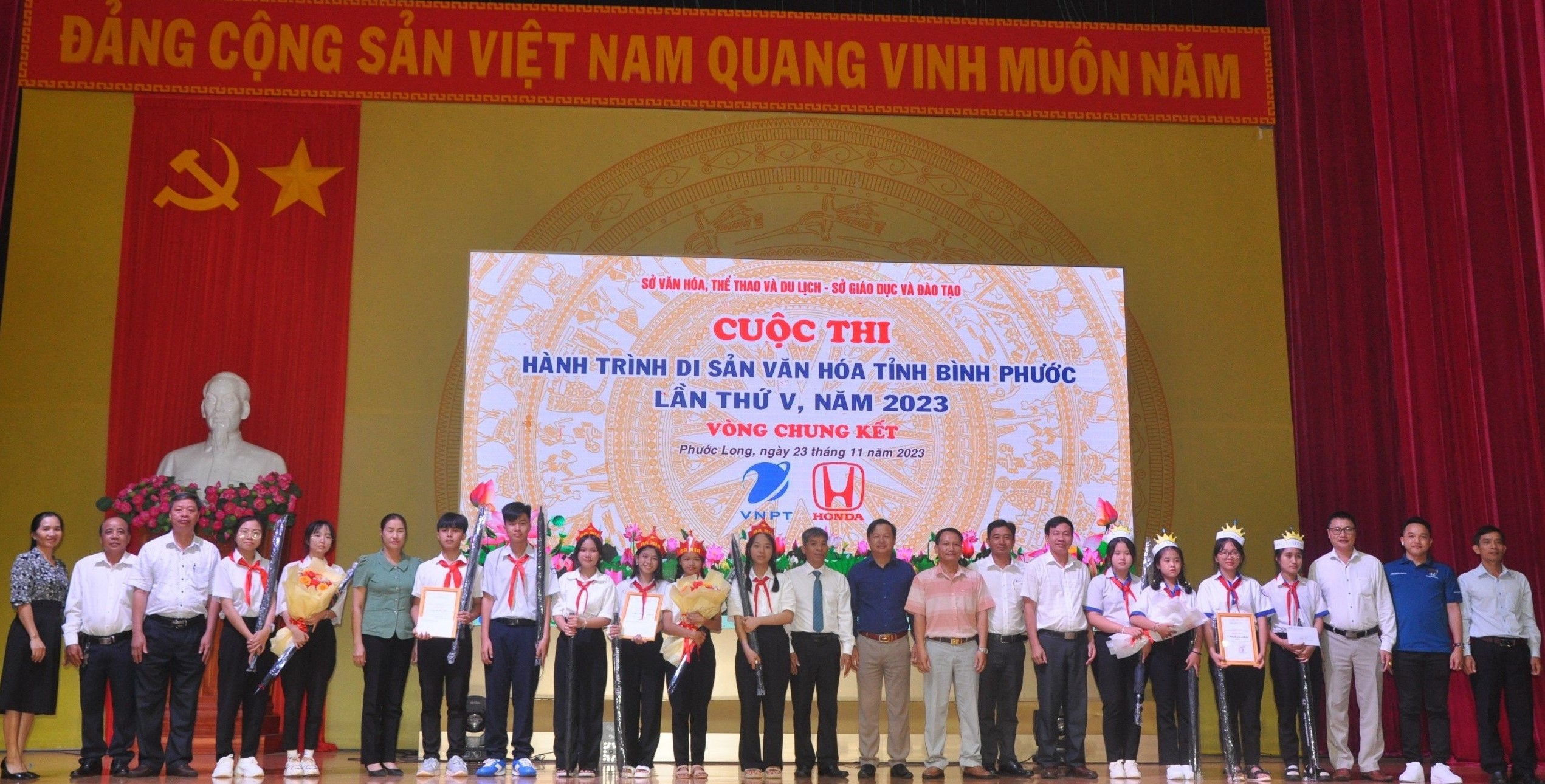  Ban Tổ chức chụp hình với các đội tham gia