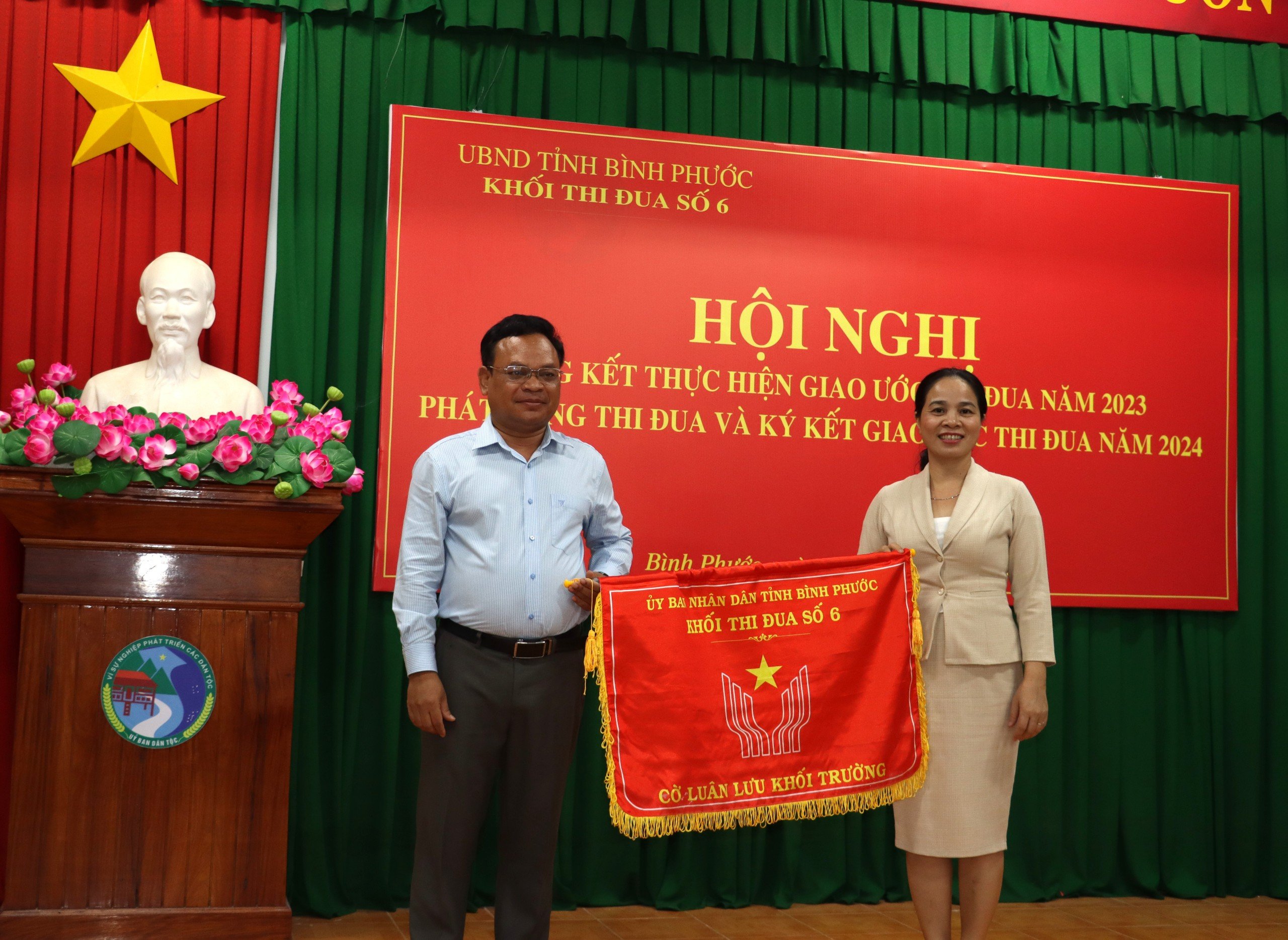 hinh trao co Khoi truong