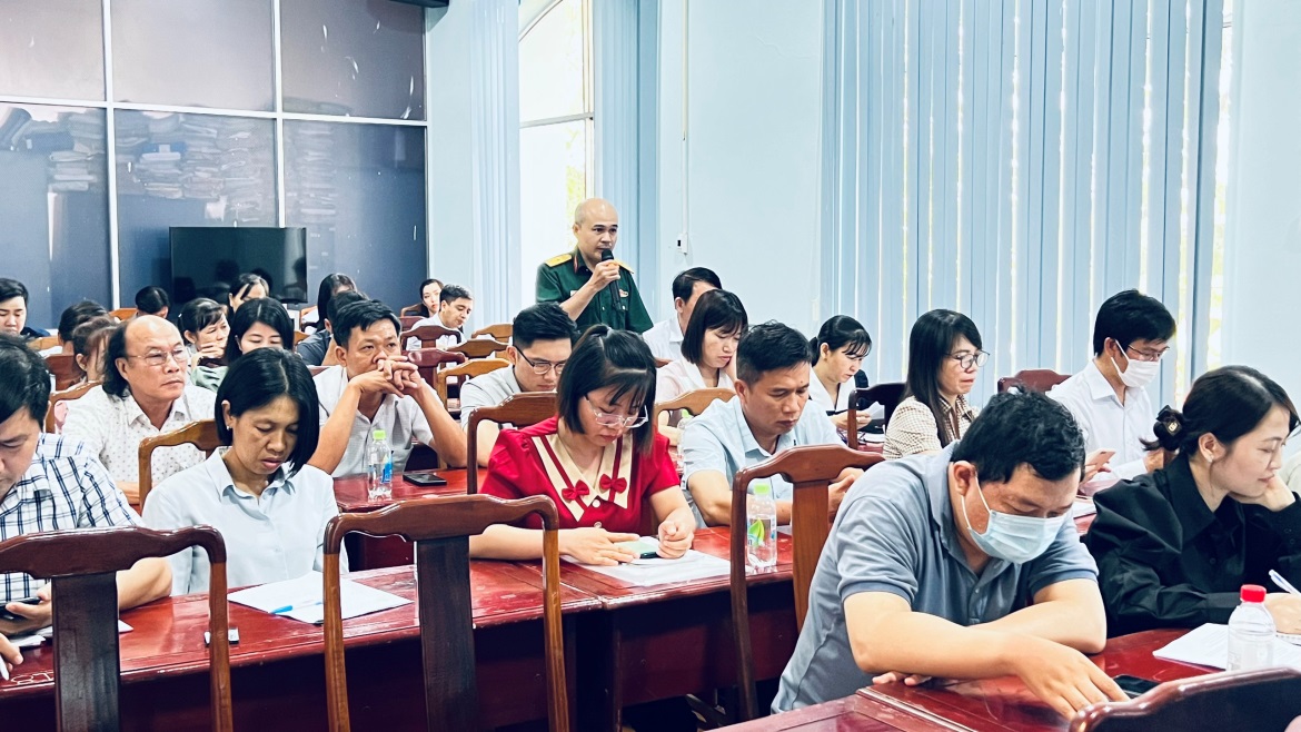 Các đại biểu dự hội nghị tham gia đóng góp ý kiến