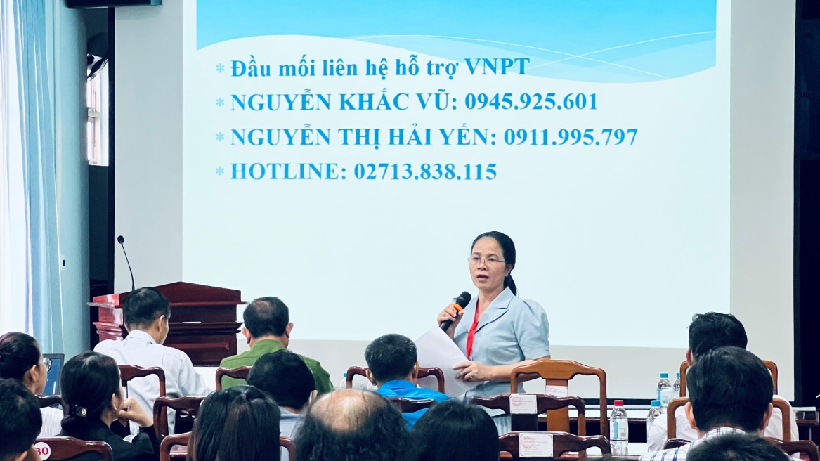 Phó Giám đốc phụ trách Sở Y tế Đỗ Thị Nguyên, triển khai Quyết định số 3373/QĐ-BYT ngày 29/8/2023 của Bộ Trưởng Bộ Y tế về Quy định đặc tả nhóm thông tin cơ bản về nguồn lực y tế phục vụ công tác quản lý của Bộ Y tế và Đề án 06/CP tại hội nghị