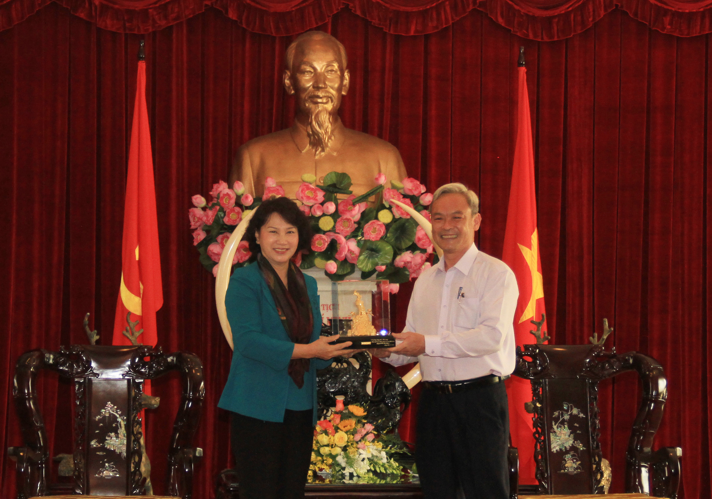 2B Bi thu TU tang quà cho CTQH (5).jpg